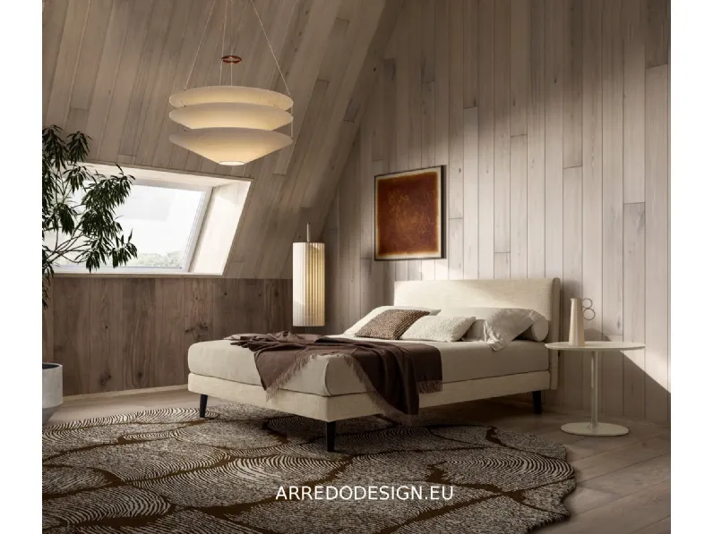 Letto design con piedini Tobia Twils a prezzo ribassato