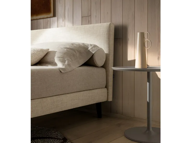 Letto design con piedini Tobia Twils a prezzo ribassato