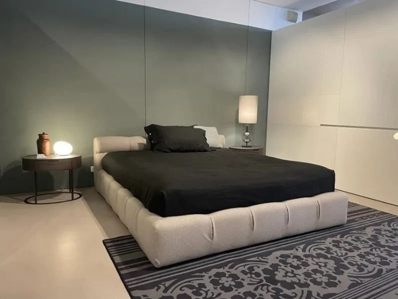 Letto matrimoniale con contenitore Tufty bed B&b italia a prezzo scontato