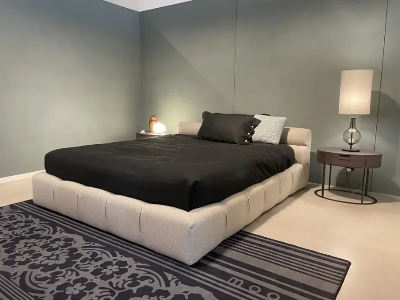 Letto matrimoniale con contenitore Tufty bed B&b italia a prezzo scontato