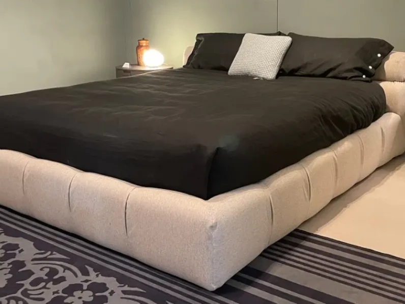 Letto matrimoniale con contenitore Tufty bed B&b italia a prezzo scontato