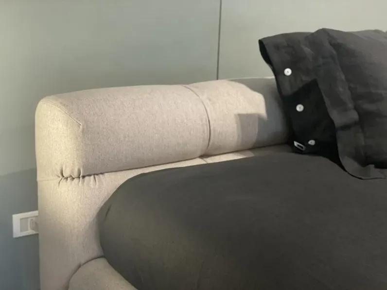 Letto matrimoniale con contenitore Tufty bed B&b italia a prezzo scontato
