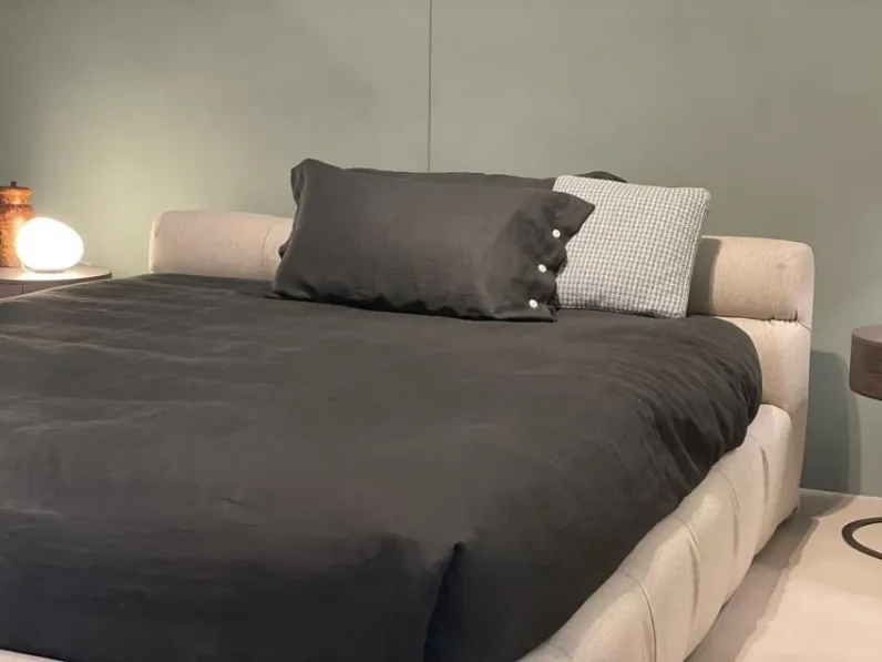 Letto matrimoniale con contenitore Tufty bed B&b italia a prezzo scontato