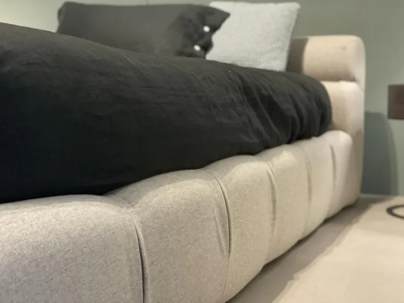 Letto matrimoniale con contenitore Tufty bed B&b italia a prezzo scontato