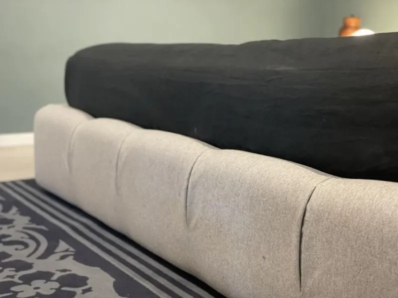 Letto matrimoniale con contenitore Tufty bed B&b italia a prezzo scontato