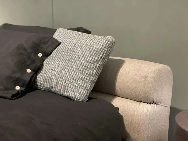 Letto matrimoniale con contenitore Tufty bed B&b italia a prezzo scontato