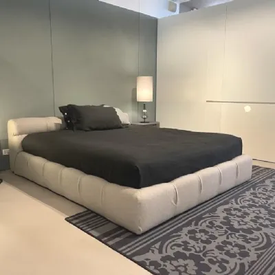 Letto matrimoniale con contenitore Tufty bed B&b italia a prezzo scontato