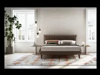 Letto design con piedini Karen Twils a prezzo ribassato