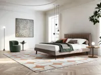Letto design con piedini Karen Twils a prezzo ribassato