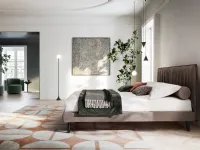 Letto design con piedini Karen Twils a prezzo ribassato