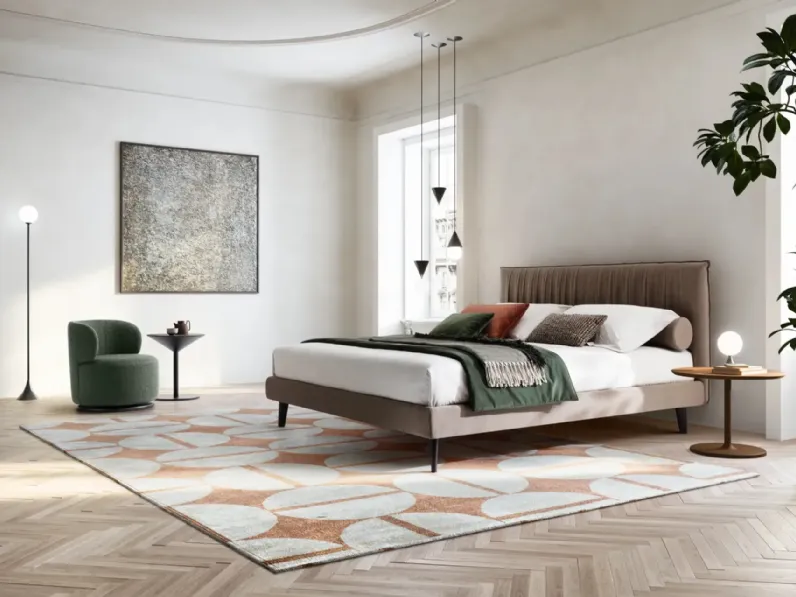 Letto design con piedini Karen Twils a prezzo ribassato