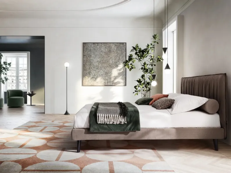 Letto design con piedini Karen Twils a prezzo ribassato