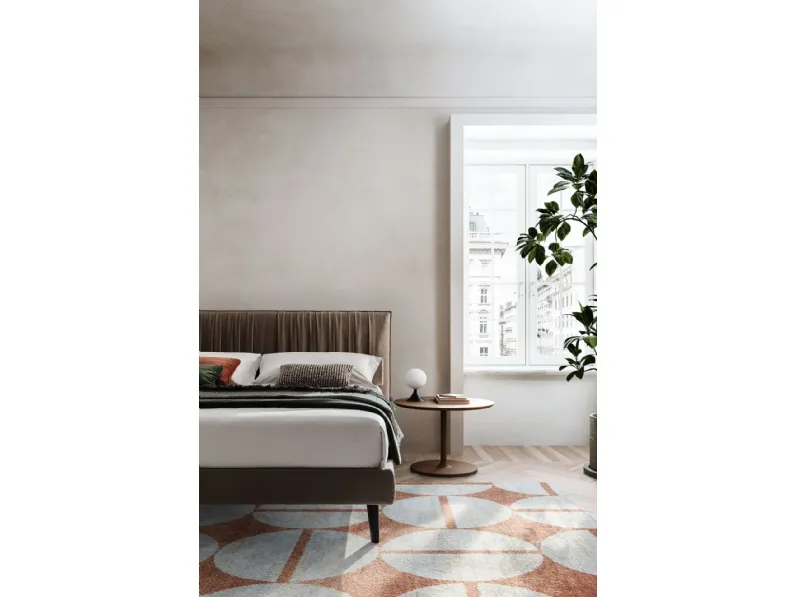 Letto design con piedini Karen Twils a prezzo ribassato