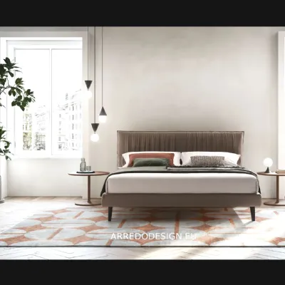 Letto design con piedini Karen Twils a prezzo ribassato