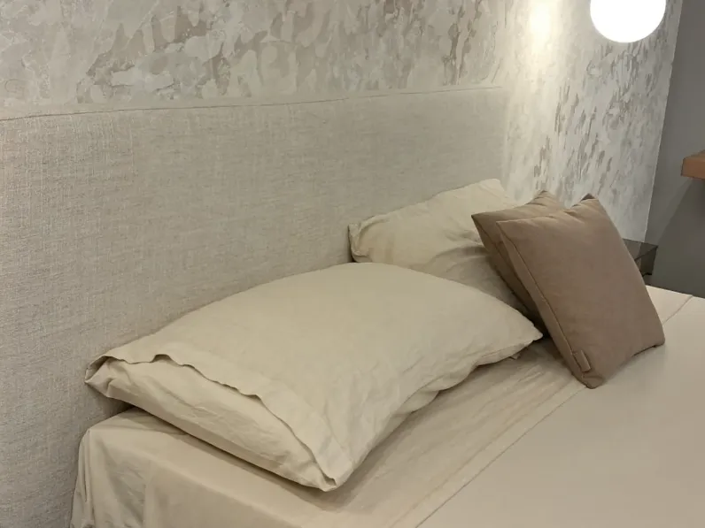 Letto imbottito modello Fluttua di Lago scontato 36%