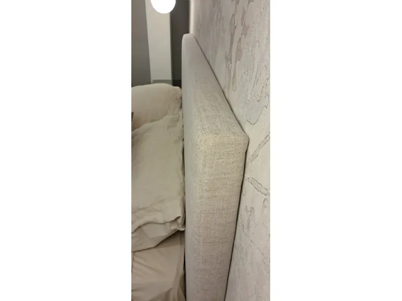 Letto imbottito modello Fluttua di Lago scontato 36%