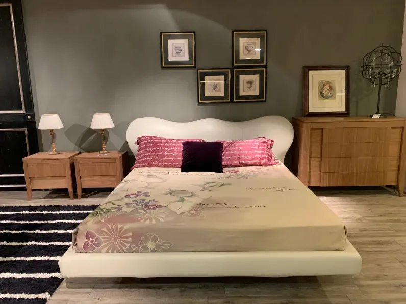 Letto moderno con piedini Marylin Flou a prezzo ribassato
