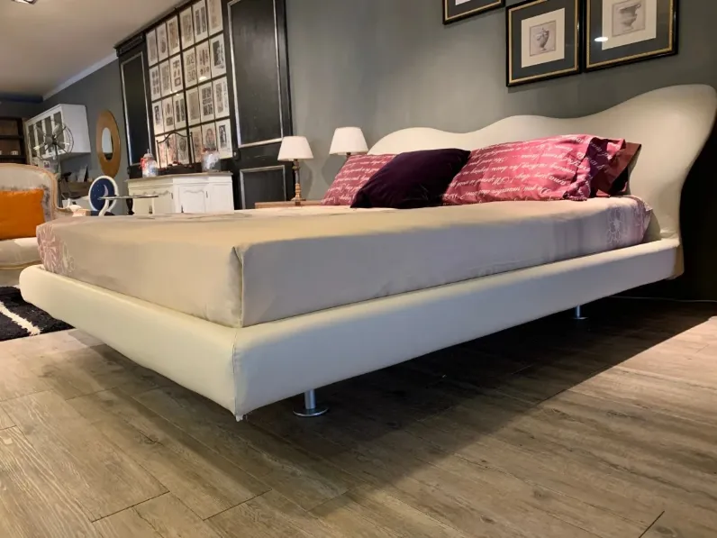 Letto moderno con piedini Marylin Flou a prezzo ribassato