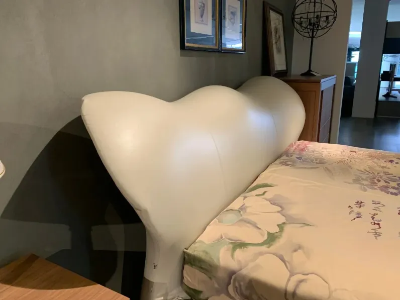 Letto moderno con piedini Marylin Flou a prezzo ribassato