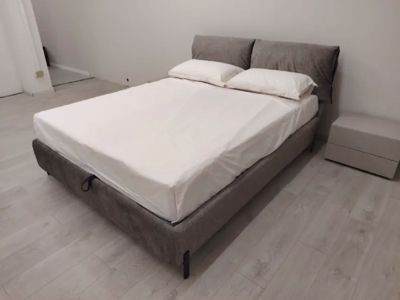 Letto imbottito modello Andromeda di Rosini scontato 25%