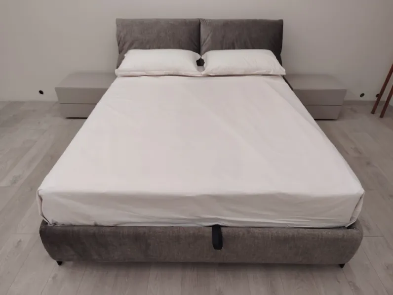 Letto imbottito modello Andromeda di Rosini scontato 25%