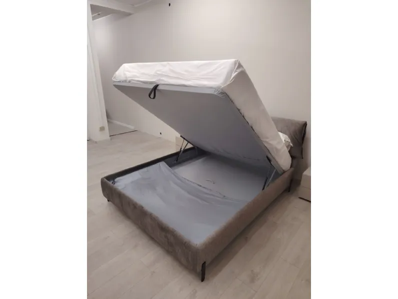 Letto imbottito modello Andromeda di Rosini scontato 25%