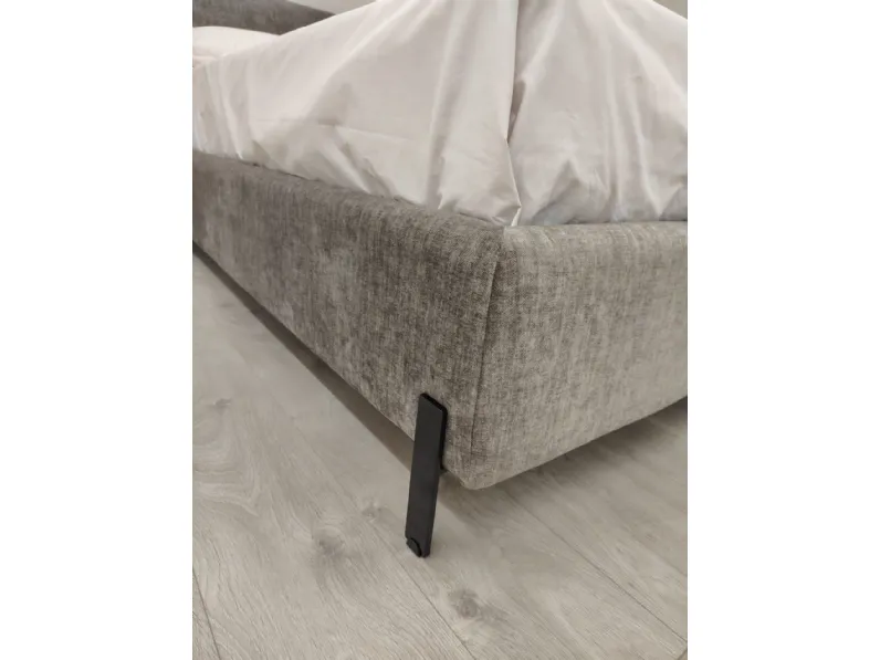 Letto imbottito modello Andromeda di Rosini scontato 25%