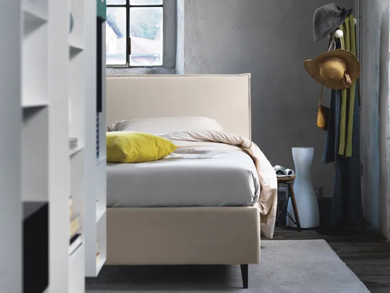 Letto matrimoniale con gambe Bob a prezzo riservato 