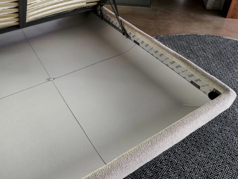 Letto matrimoniale design Max Twils a prezzo ribassato