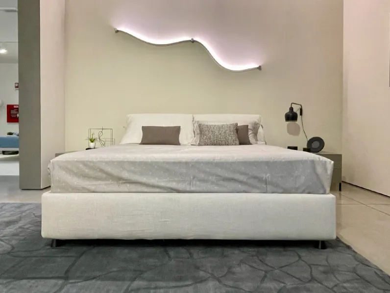 Letto imbottito con contenitore Nathalie Flou a prezzo scontato
