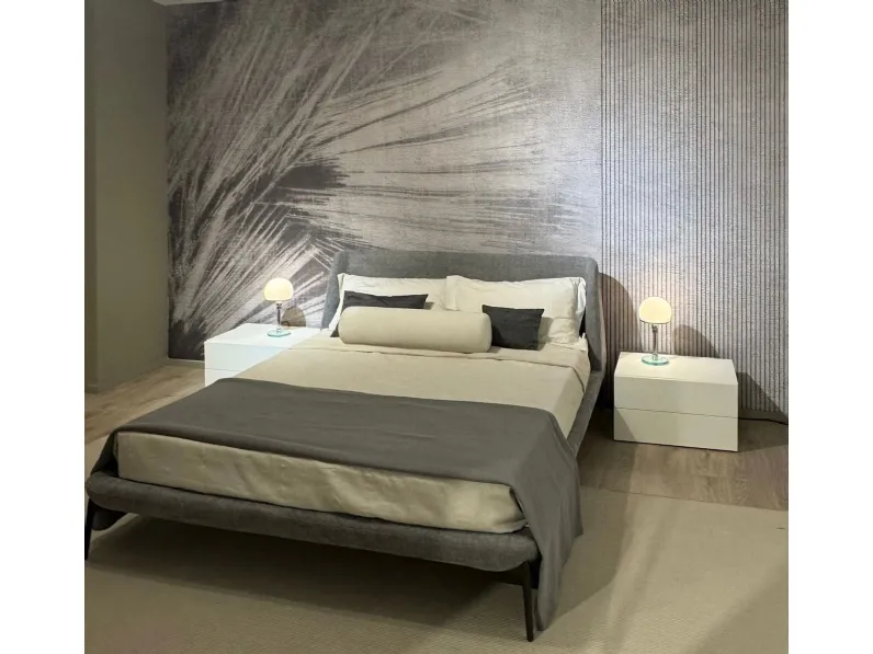 Letto design con giroletto Velvet Novamobili a prezzo ribassato