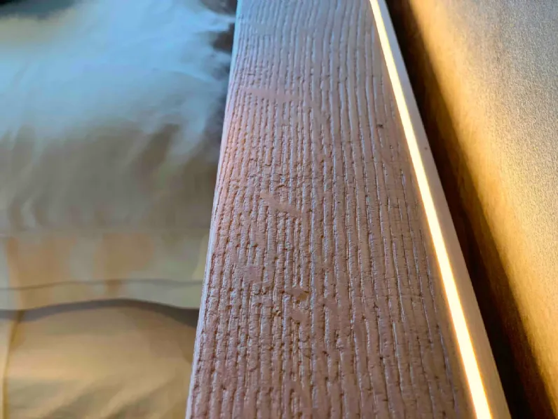 Letto matrimoniale con piedini Fluttua wildwood Lago a prezzo scontato