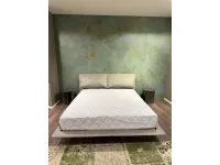 Letto moderno con giroletto John john Poltrona frau a prezzo ribassato