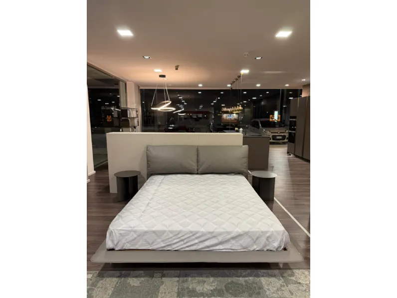Letto moderno con giroletto John john Poltrona frau a prezzo ribassato