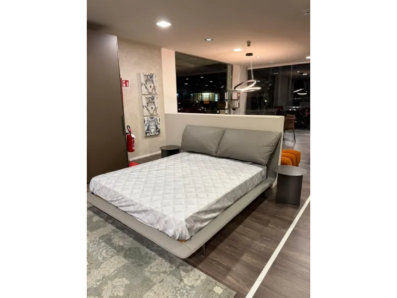 Letto moderno con giroletto John john Poltrona frau a prezzo ribassato