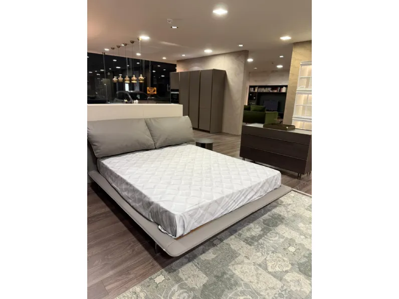 Letto moderno con giroletto John john Poltrona frau a prezzo ribassato