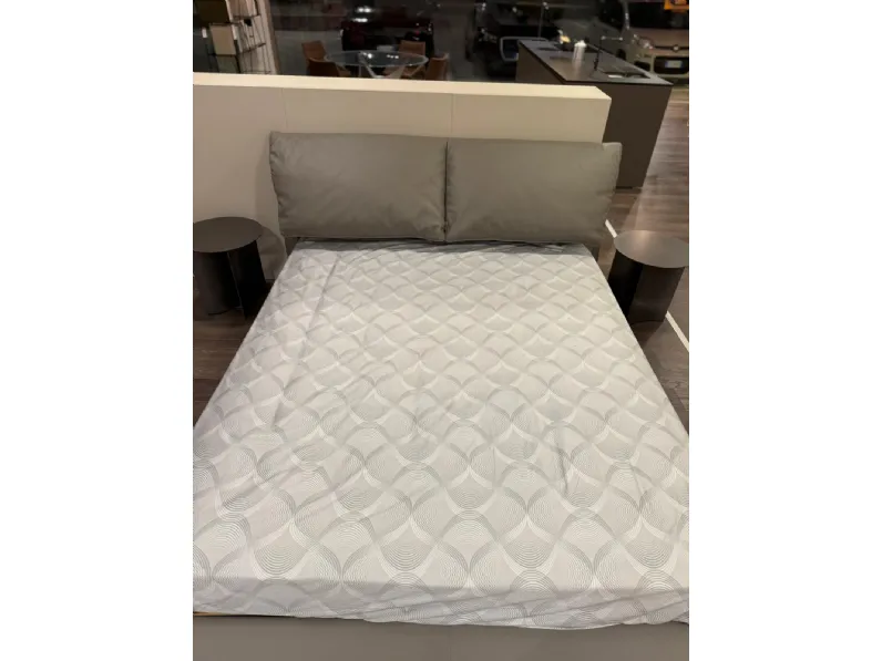 Letto moderno con giroletto John john Poltrona frau a prezzo ribassato