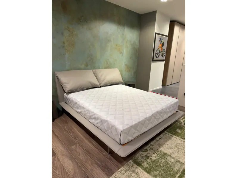 Letto moderno con giroletto John john Poltrona frau a prezzo ribassato