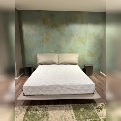 Letto moderno con giroletto John john Poltrona frau a prezzo ribassato