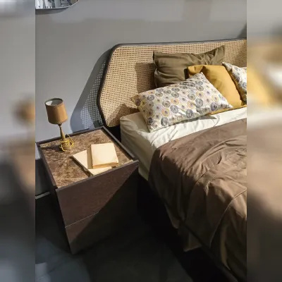 Letto design con piedini Letto trama com materasso  e comodini  Pianca a prezzo scontato