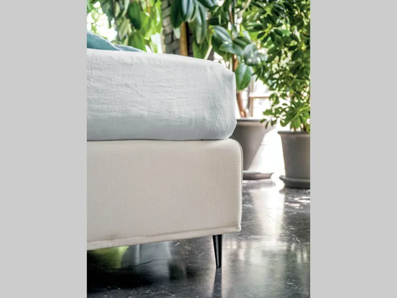 Letto imbottito modello Bali di Rigosalotti scontato 35%