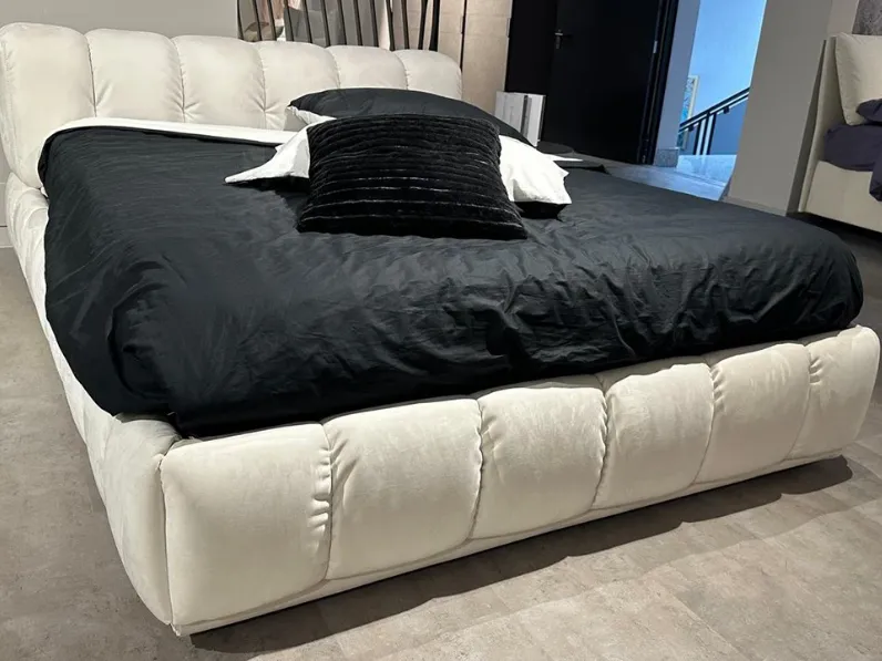 Letto imbottito modello Sacai di Franco ferri scontato 50%