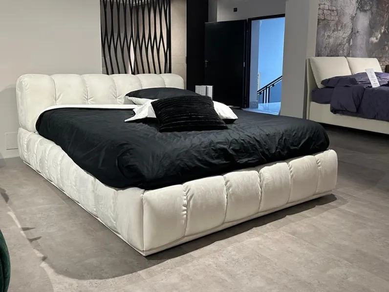 Letto imbottito modello Sacai di Franco ferri scontato 50%