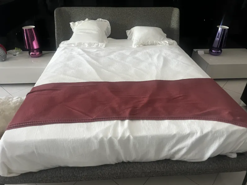 Letto imbottito modello Velvet di Novamobili scontato 13%