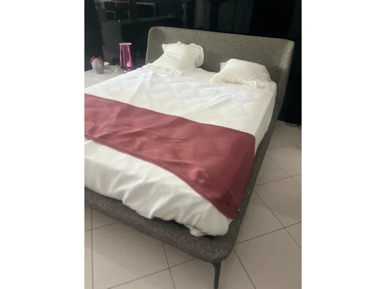 Letto imbottito modello Velvet di Novamobili scontato 13%