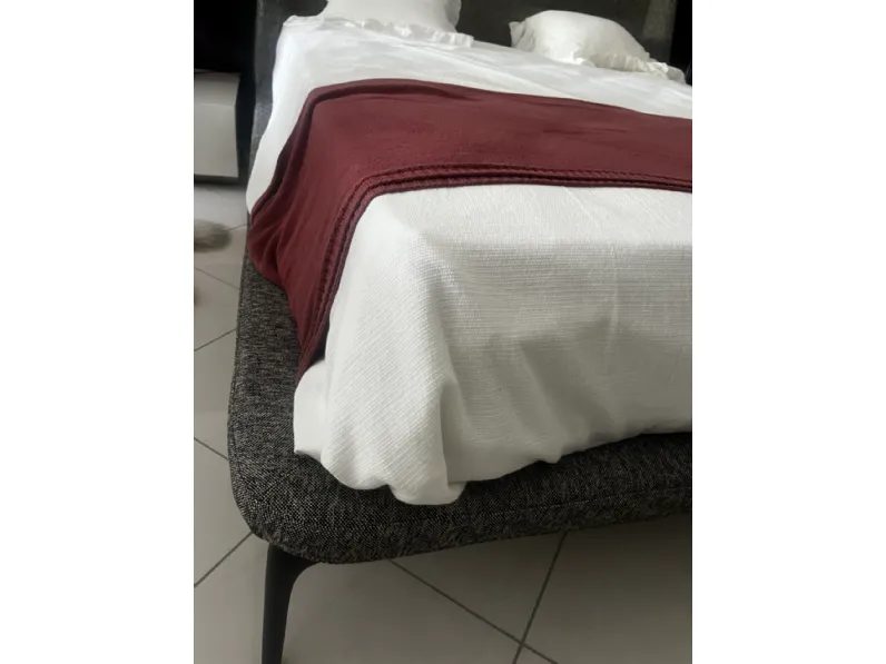Letto imbottito modello Velvet di Novamobili scontato 13%