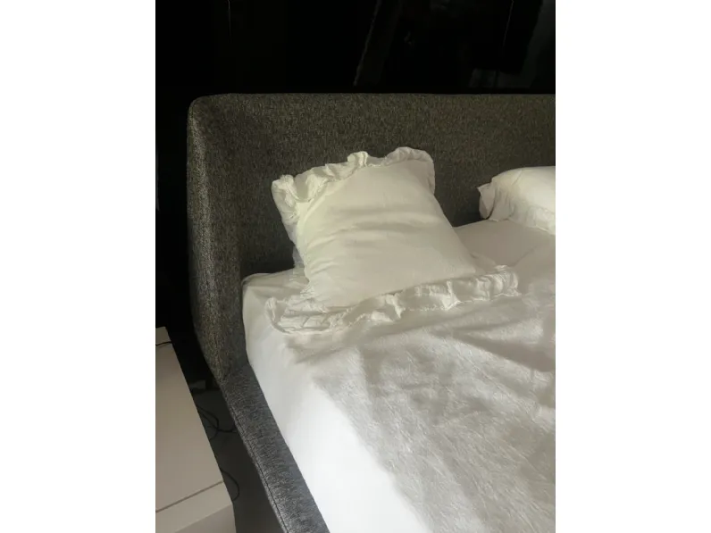 Letto imbottito modello Velvet di Novamobili scontato 13%