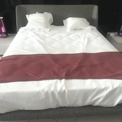 Letto imbottito modello Velvet di Novamobili scontato 13%