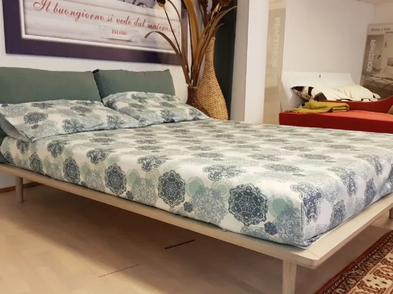 Tomasella presenta un letto moderno con gambe Piuma a prezzo scontato.