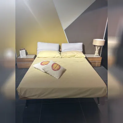 Letto matrimoniale moderno Piuma Tomasella a prezzo ribassato